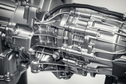 Dual-clutch transmission assembly with metallic housing and connected fluid line